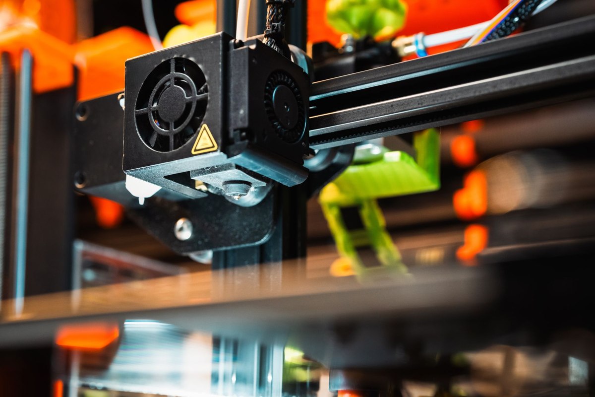 Impressora 3D FDM depositando filamento camada por camada