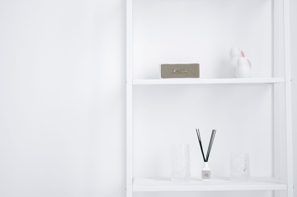 Ambiente decorado no estilo minimalista com peça impressa em 3D