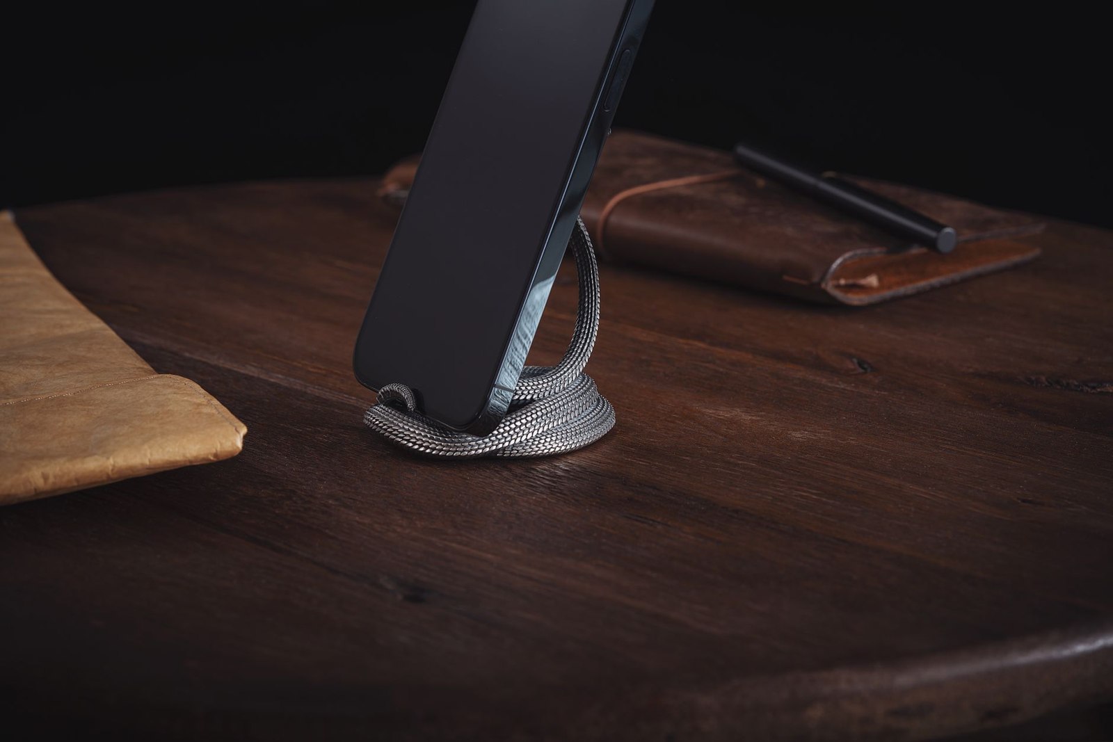 Suporte de celular na mesa: usos que vão além das videochamadas